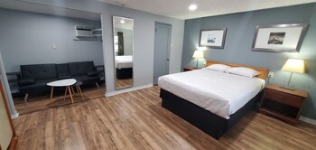 Deluxe Room, 1 Queen Bed, Non Smoking | Free WiFi, bed sheets at Travelers Inn