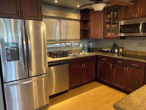 ثلاجة، ميكروويف، موقد طهي مسطح، غسالة أطباق