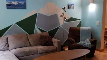 TV, DVD player, books, stereo