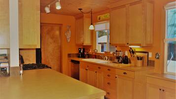 Een microgolfoven, een oven, een vaatwasser