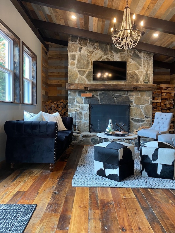 Smart TV, fireplace
