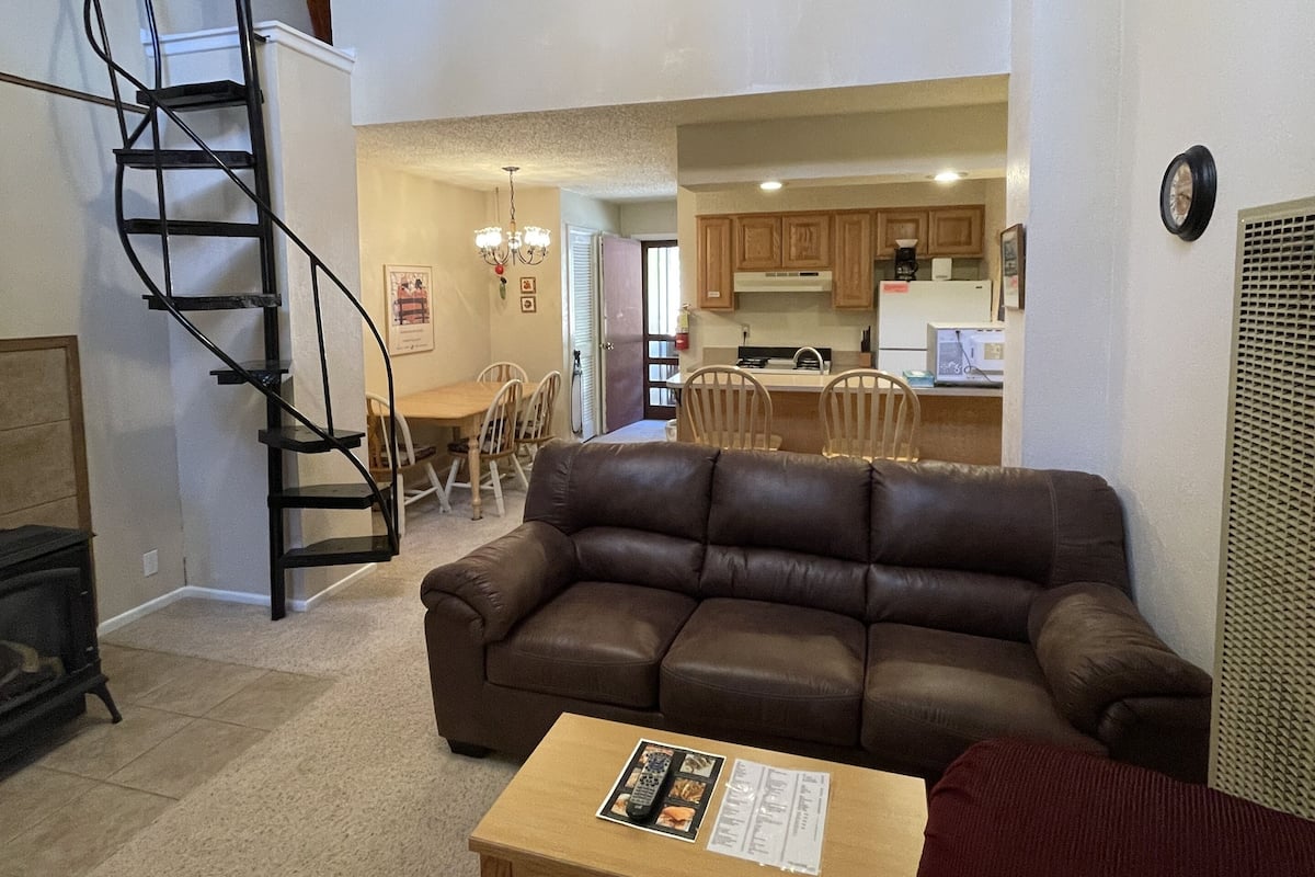 16D - 1 Bed Loft | Living area | Flat-screen TV, fireplace