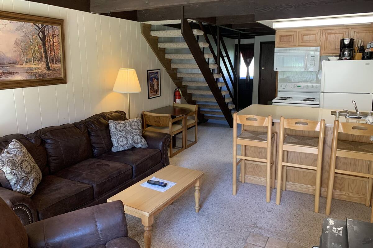 #10 - 2 Bedroom Studio | 起居区 | 平板电视、壁炉