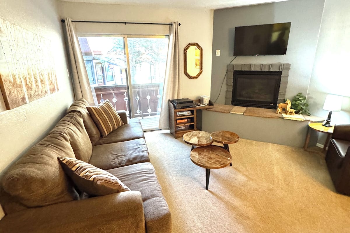 15A - 2 Bedroom Condo | 起居区 | 平板电视、壁炉
