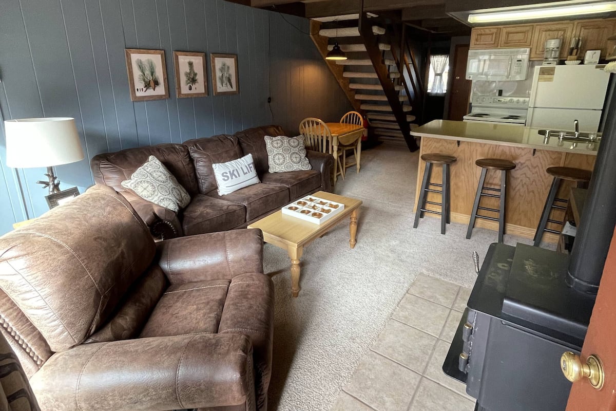 #4 - 2 Bedroom Studio | 起居区 | 平板电视、壁炉