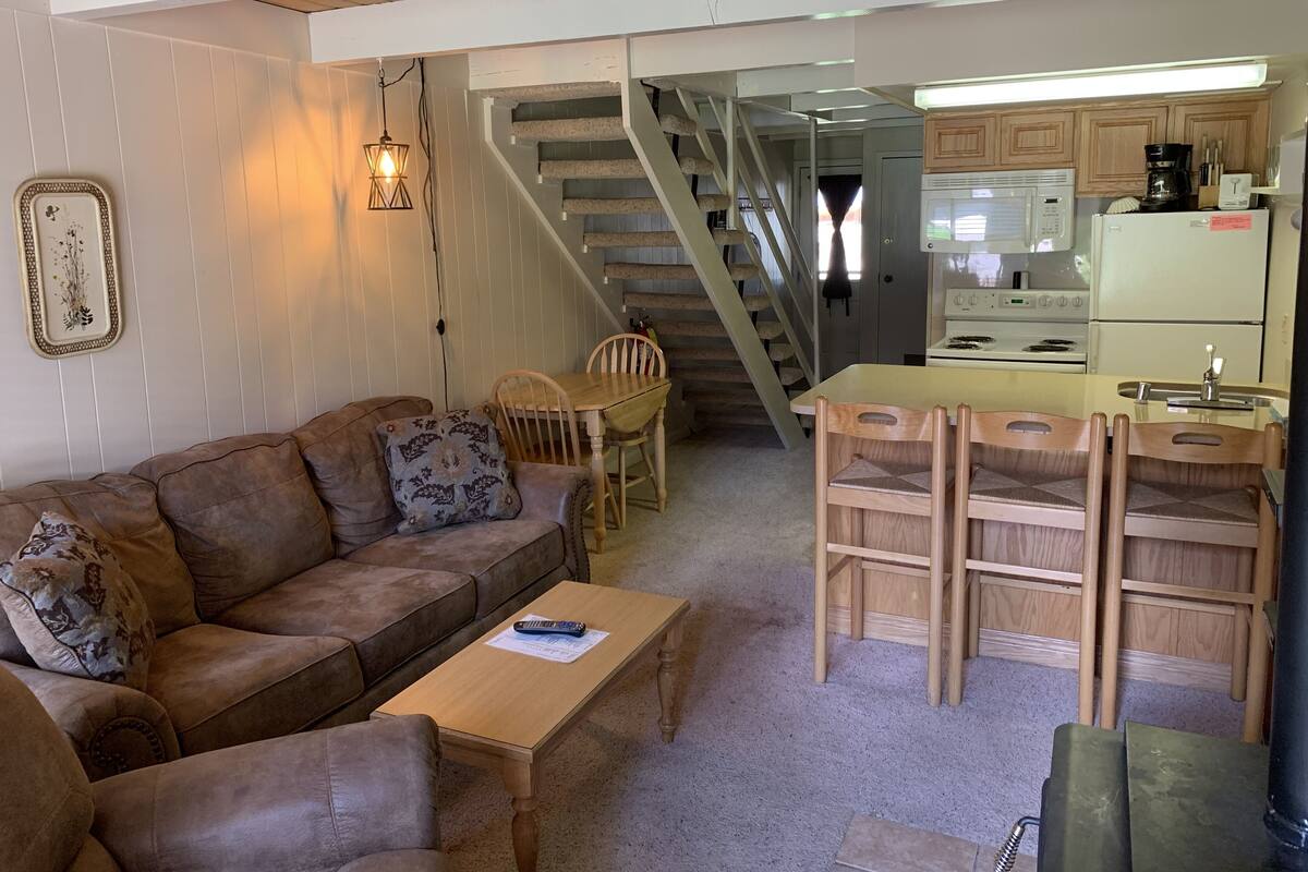 #2 - 2 Bedroom Studio | 起居区 | 平板电视、壁炉