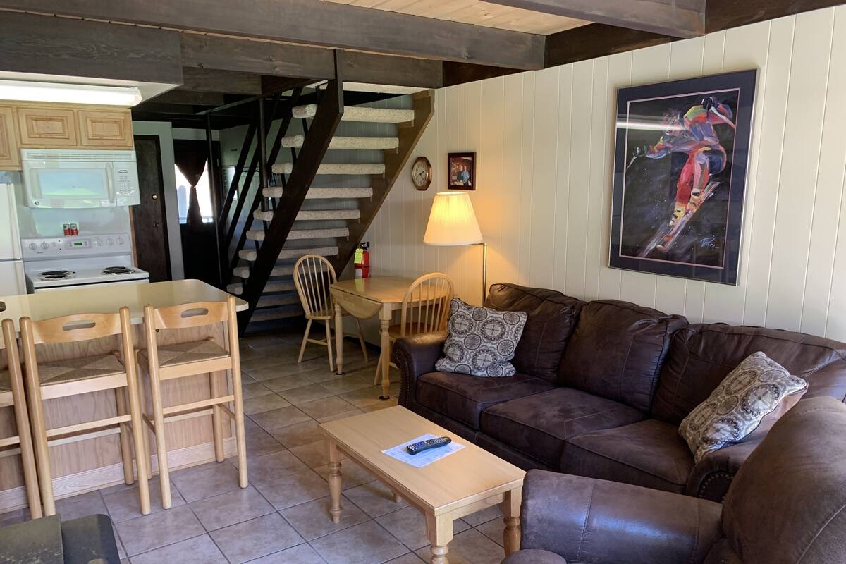#7 - 2 Bedroom Studio | 起居区 | 平板电视、壁炉