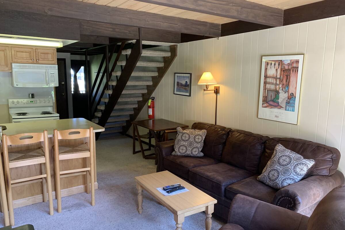 #5 - 2 Bedroom Studio | 起居区 | 平板电视、壁炉