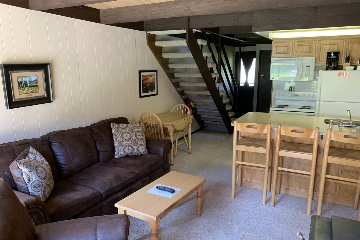 #6 - 2 Bedroom Studio | 起居区 | 平板电视、壁炉