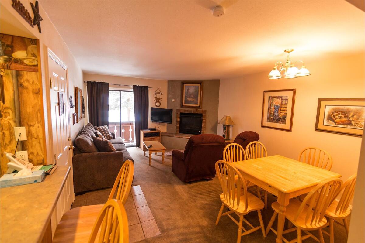 11B - 3 Bedroom Condo | 起居区 | 平板电视、壁炉