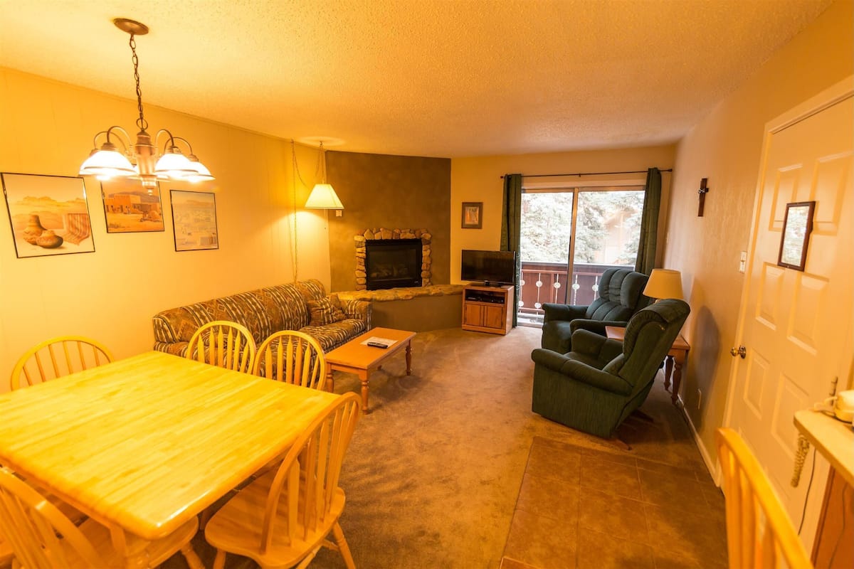 20B - 3 Bedroom Condo | Living area | Flat-screen TV, fireplace