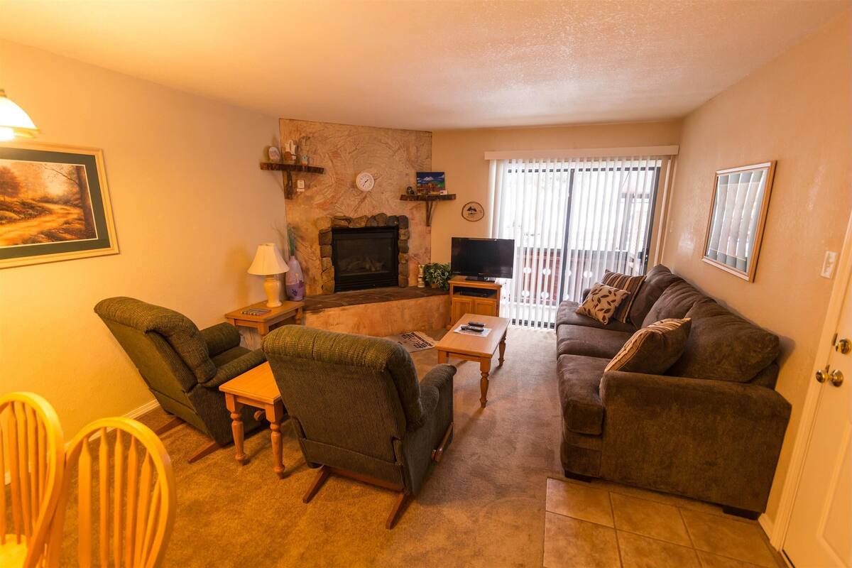 12A - 2 Bedroom Condo | 起居区 | 平板电视、壁炉