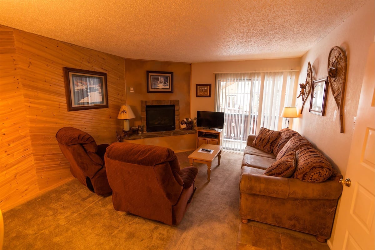 14A - 2 Bedroom Condo | Living area | Flat-screen TV, fireplace