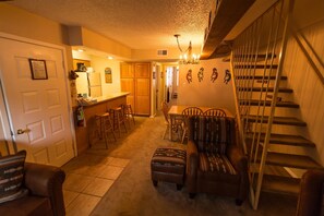 18B - 4 Bedroom Condo | In-room dining