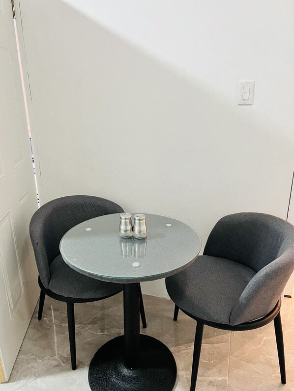 Dining - Northcoast-Homeaway(Near Beach) (Runaway Bay)