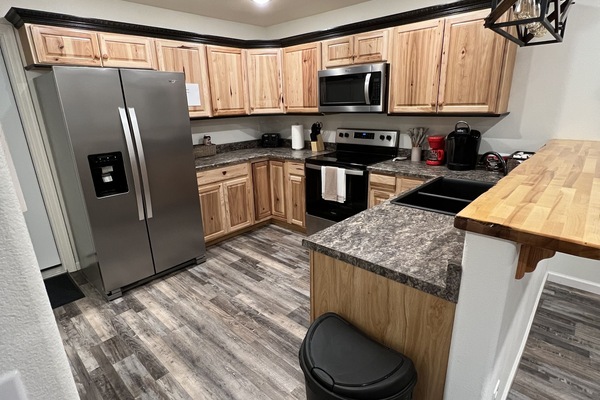 Coffee/tea maker, fridge, microwave, oven
