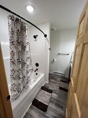 Ensemble douche/baignoire, sèche-cheveux, serviettes fournies, savon