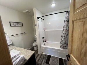 Combined shower/tub, hair dryer, towels, soap - New cute clean 4plex w/game rm, centrally located between North Pole & Fairbanks (Fairbanks)