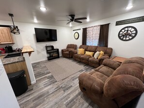 Smart TV, books - New cute clean 4plex w/game rm, centrally located between North Pole & Fairbanks (Fairbanks)