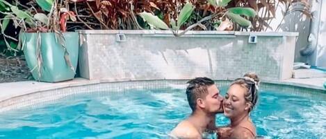 Een buitenzwembad, een verwarmd zwembad