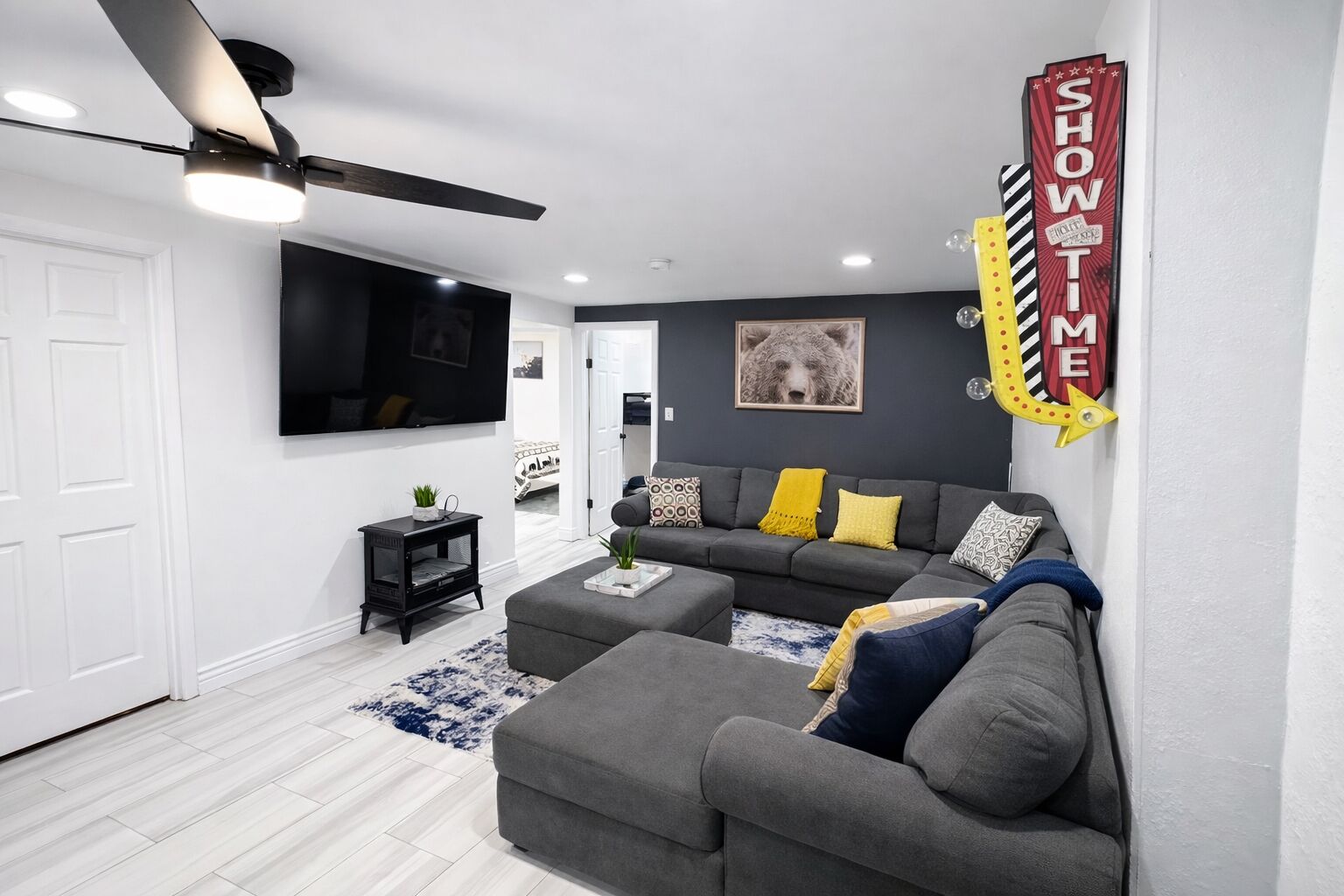 Smart TV, futbolito, mesa de ping pong