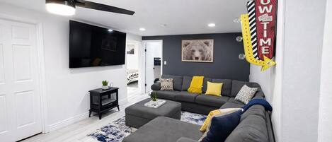 Smart TV, futbolito, mesa de ping pong