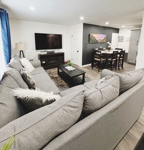 Smart TV, futbolito y tenis de mesa 