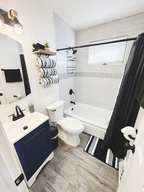 Regadera, secadora de cabello, toallas, jabón 