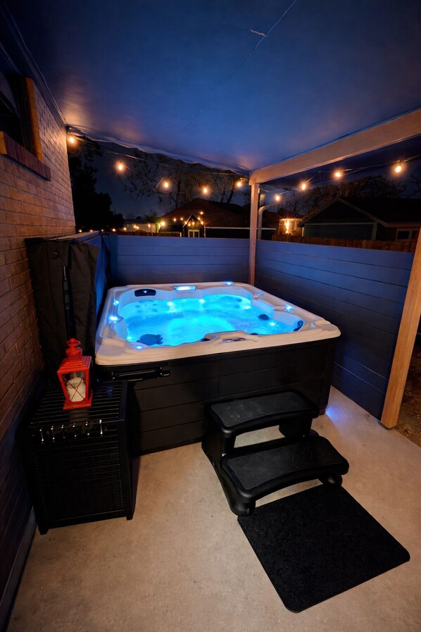 Tina de hidromasaje al aire libre