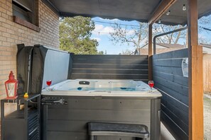 Unclassified image, 3 of 59, button - Cozy Den Retreat - Hot Tub - Game Room - BBQ - Fire Pit Min to Downtown Denver (Denver)