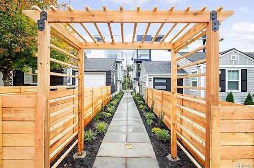 Modern Home in Heart of West SEA (safer area), near Downtown, Beach, Hwy Access