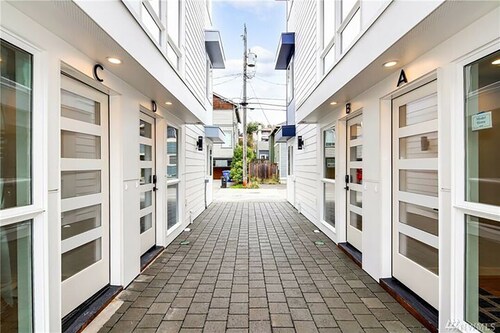 Modern Home in Heart of West SEA (safer area), near Downtown, Beach, Hwy Access