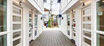 Modern Home in Heart of West SEA (safer area), near Downtown, Beach, Hwy Access