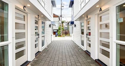 Modern Home in Heart of West SEA (safer area), near Downtown, Beach, Hwy Access