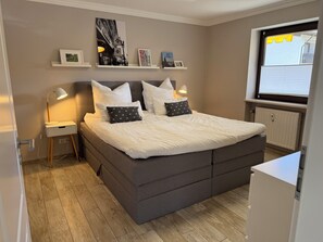 1 slaapkamer, een strijkplank/strijkijzer, gratis wifi, beddengoed