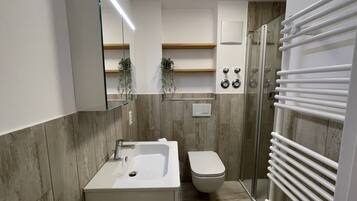 Douche, sĂšche-cheveux, serviettes fournies, papier toilette