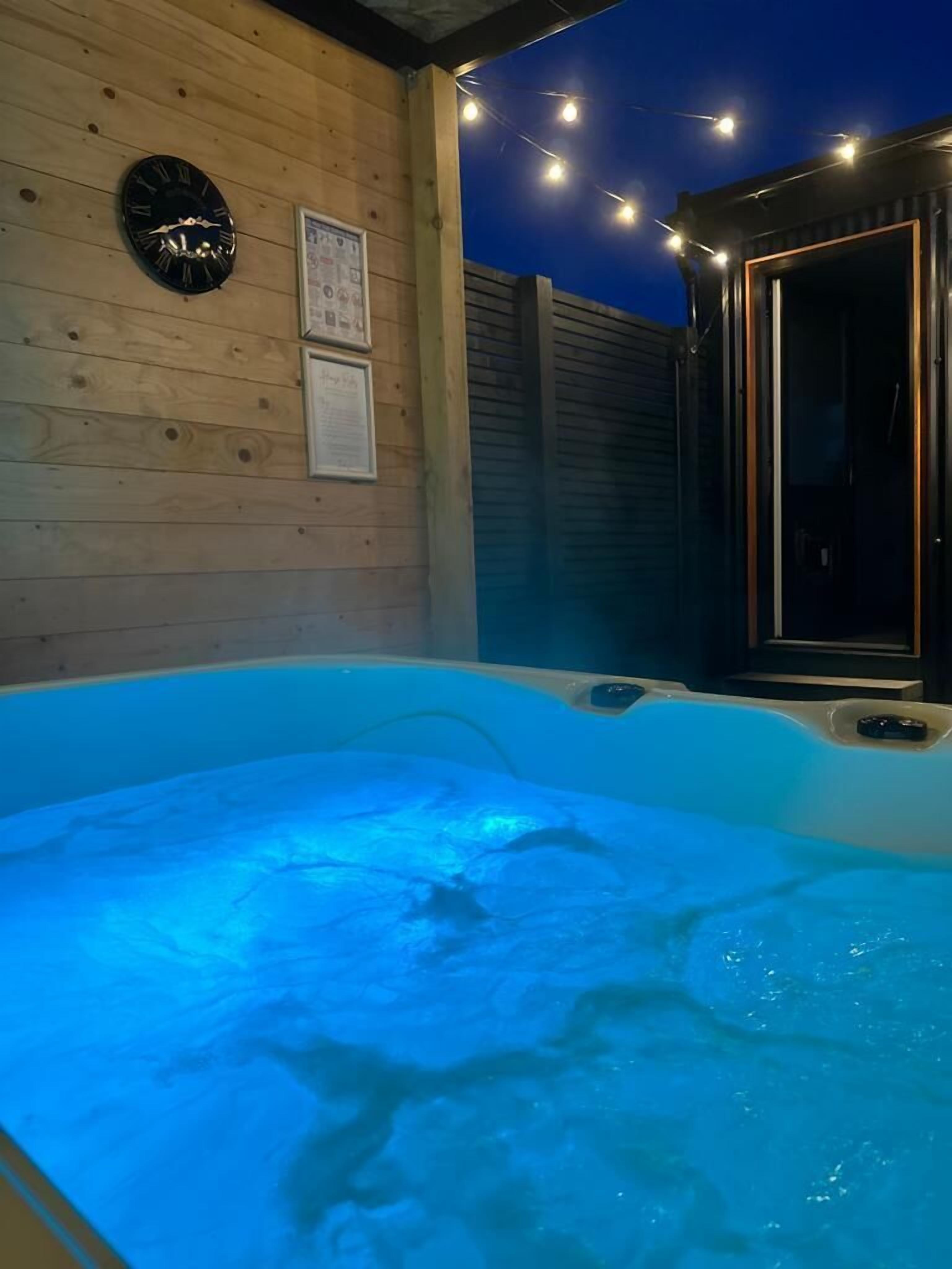 Căn hộ Cao cấp, có phòng tắm riêng (WILLOW Private Hot Tub ) | Bồn tắm spa ngoài trời