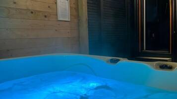 Căn hộ Cao cấp, có phòng tắm riêng (WILLOW Private Hot Tub ) | Bồn tắm spa ngoài trời