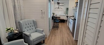 Peaceful Country Chic Cottage with King Bed Near The Villages Pet Friendly