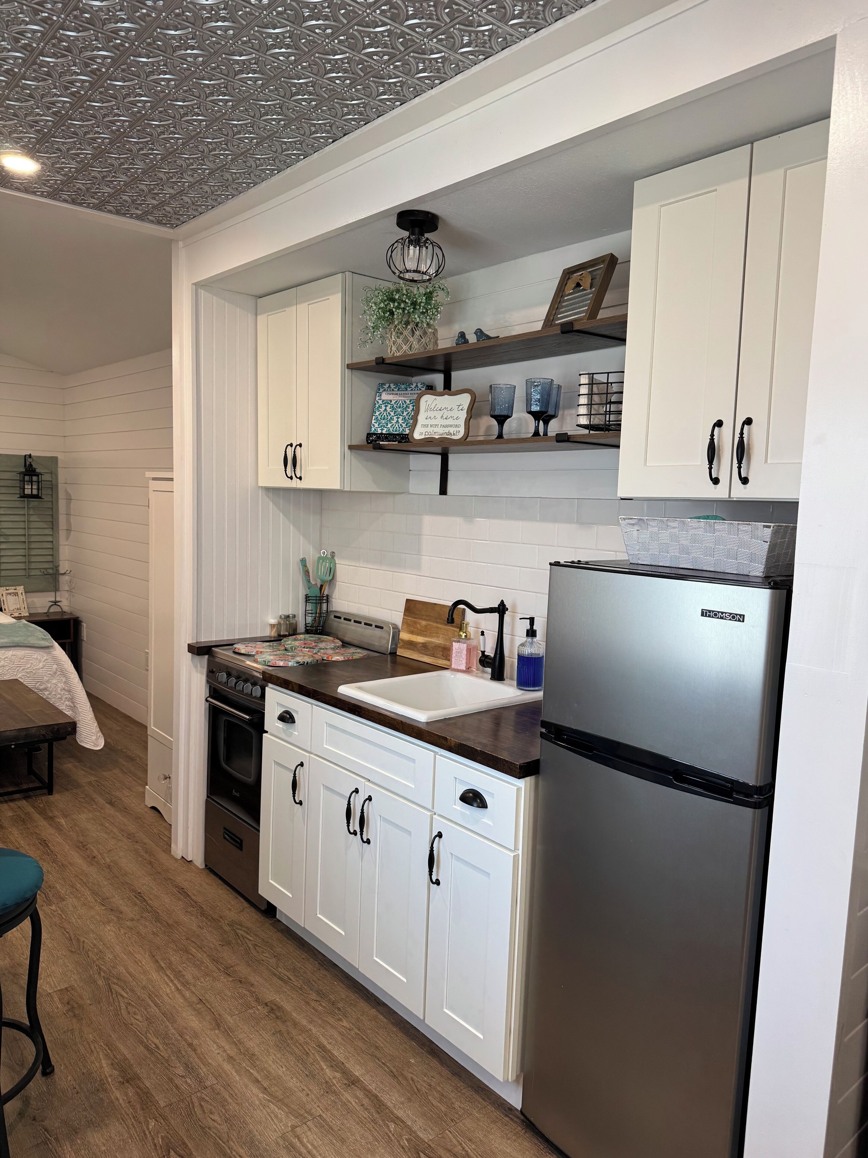 Jääkaappi, mikroaaltouuni, uuni, liesi