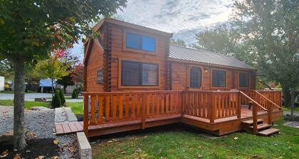 Cozy Log Cabin w/ Loft #12. Minutes from Seven Springs and Hidden Valley!