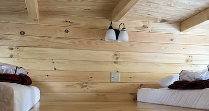 Cozy Log Cabin w/ Loft #12. Minutes from Seven Springs and Hidden Valley!