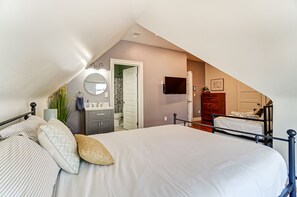 6 bedrooms, iron/ironing board, travel cot, free WiFi - Convenient Cincy Boho Large Group Vacation Rental (Cincinnati)