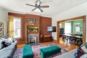 Smart-TV, bordtennis og stereoanlegg