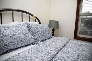 2 soverom, skrivebord, strykejern/-brett og wi-fi (inkludert)