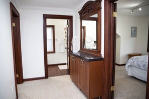 2 bedrooms, desk, iron/ironing board, free WiFi