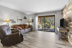 Apartamento, varias camas, bañera de hidromasaje | Sala de estar | Televisión de pantalla plana de 40 pulgadas con canales digitales