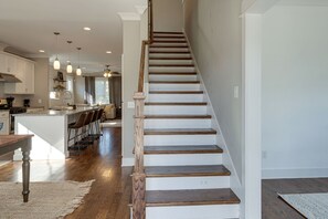 House, Multiple Beds, Kitchen | Living room | 40-inch flat-screen TV with digital channels, TV - Downtown Touchdown (Nashville)