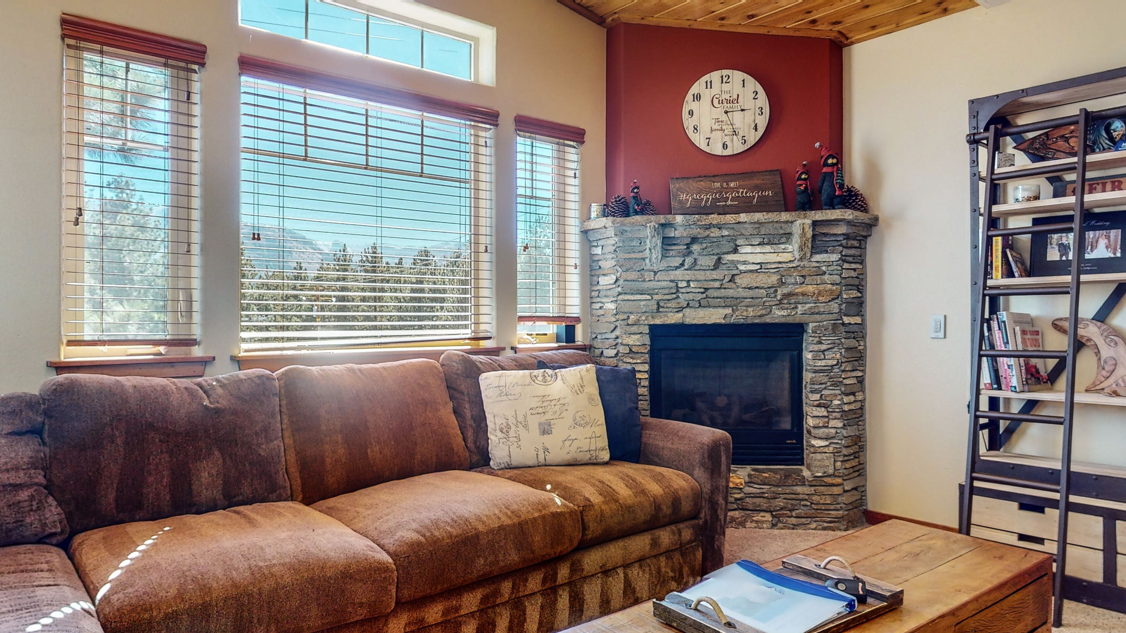 Condo, Multiple Beds, Balcony, Mountain View | Living room