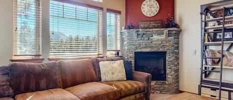 Condo, Multiple Beds, Balcony, Mountain View | Living room